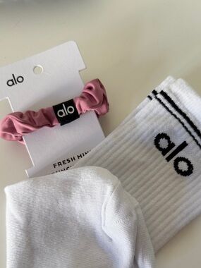 Alo Yoga Socks White Crew + Pink Scrunchie Set New